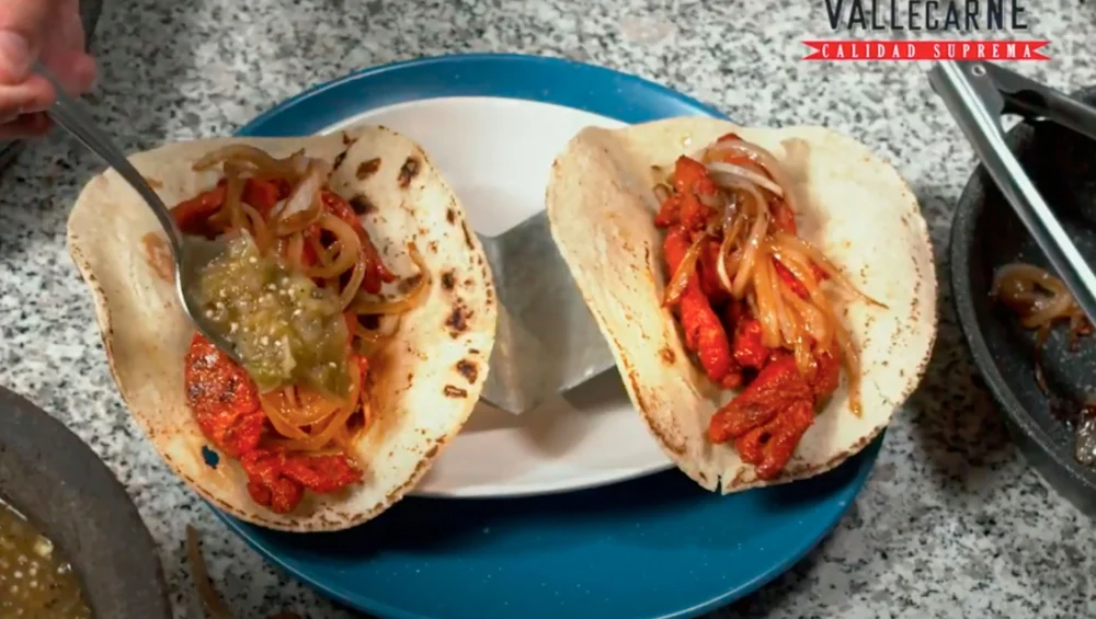 Cecina Adobada con Cebolla Caramelizada y Salsa Tatemada Vallecarne